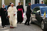 Erste Schritte als Papst auf Münchner Boden (Foto: CADU)